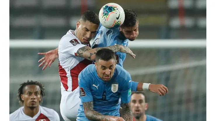 Uruguay y Perú quieren sellar su paso al Mundial de Qatar.