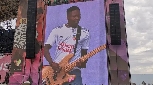 Bajista de reconocida banda se lució tocando con la camiseta de Colo Colo.