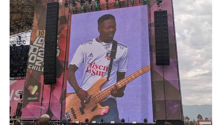 Bajista de reconocida banda se lució tocando con la camiseta de Colo Colo.
