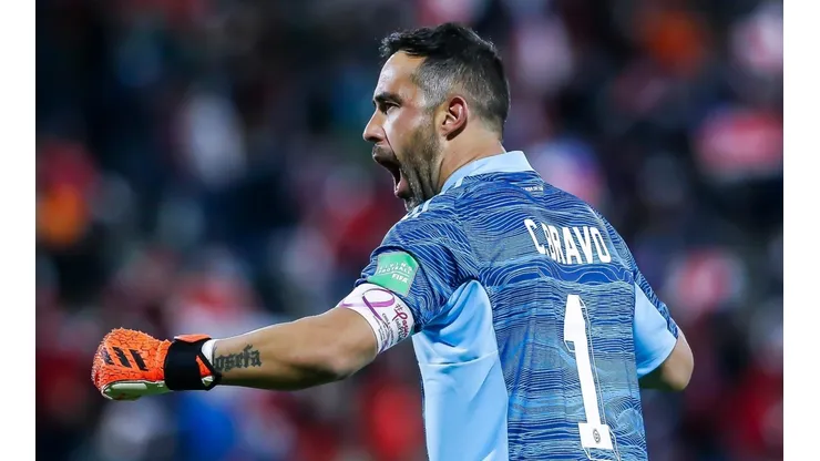 Claudio Bravo no baja los brazos ni en la visita ante Brasil.