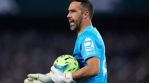 Claudio Bravo fue figura en la ida ante el Frankfurt.