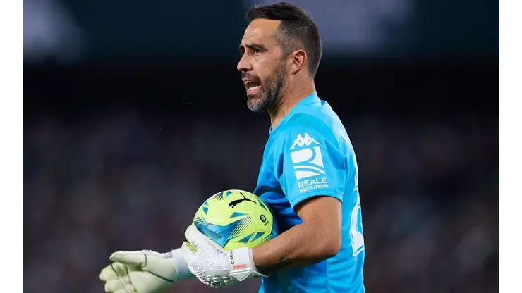 Claudio Bravo fue figura en la ida ante el Frankfurt.