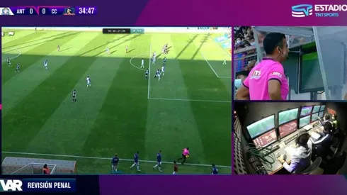 Todo Colo Colo reclamó penal en el Zorros del Desierto.