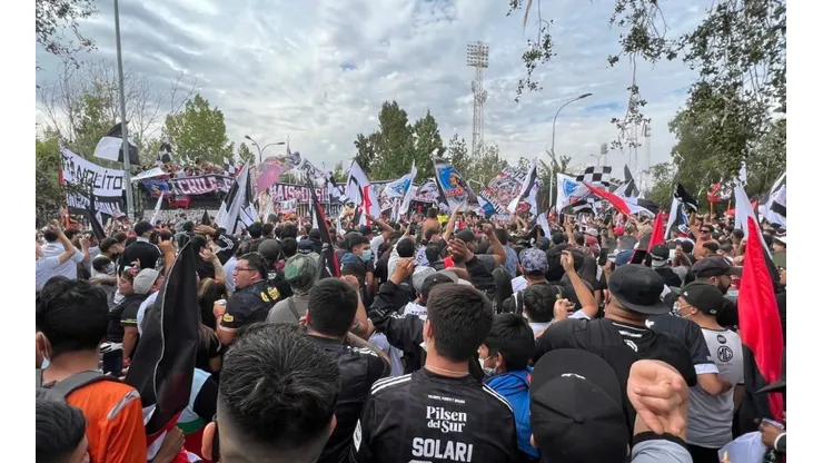 Los hinchas presentes en las inmediaciones del Monumental.