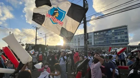 Los hinchas se juntaron afuera del Hotel Diego de Almagro Lomas Verdes de Concepción.