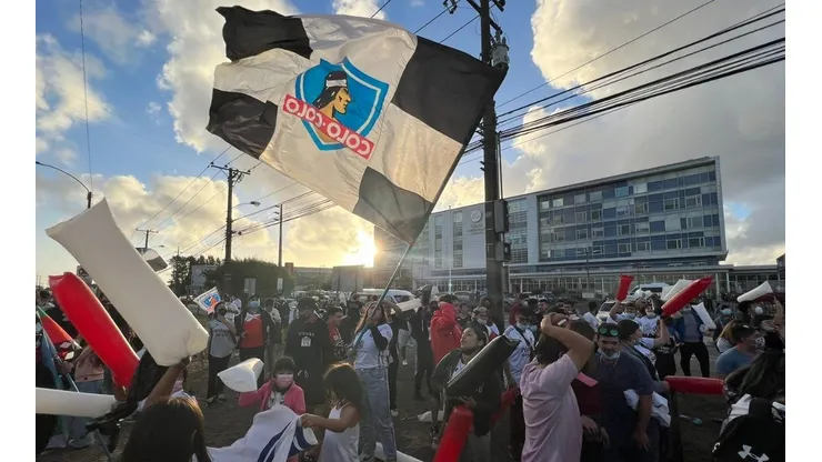 Los hinchas se juntaron afuera del Hotel Diego de Almagro Lomas Verdes de Concepción.