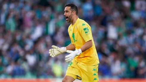 Desde España aseguran que Claudio Bravo está listo para jugar y la Roja respira.