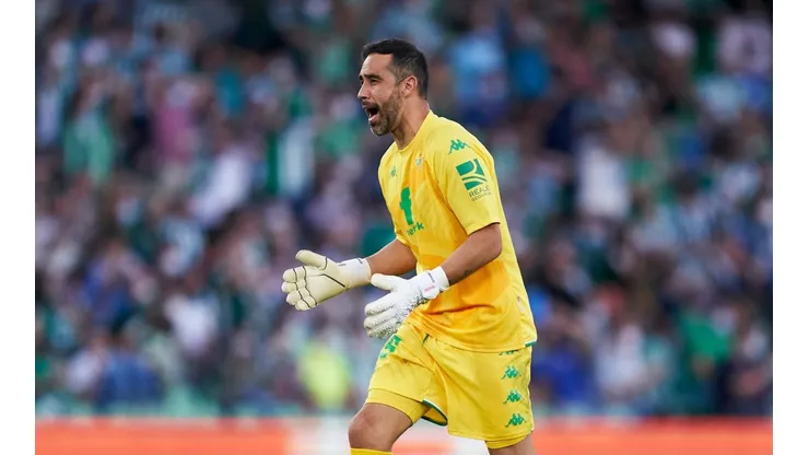 Desde España aseguran que Claudio Bravo está listo para jugar y la Roja respira.