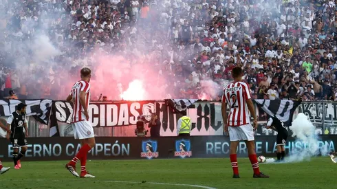 Algunos fuegos artificiales cayeron a la cancha durante la Noche Alba de 2019.