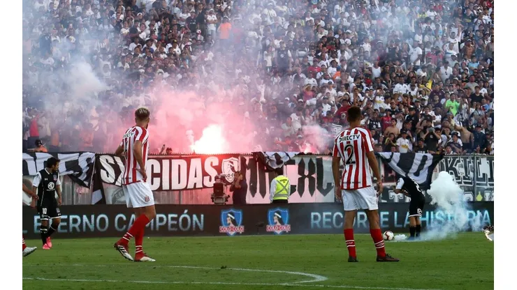 Algunos fuegos artificiales cayeron a la cancha durante la Noche Alba de 2019.
