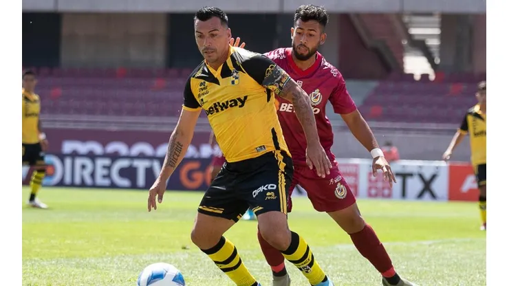 Esteban Paredes expresó su desaprobación por los partidos al mediodía.