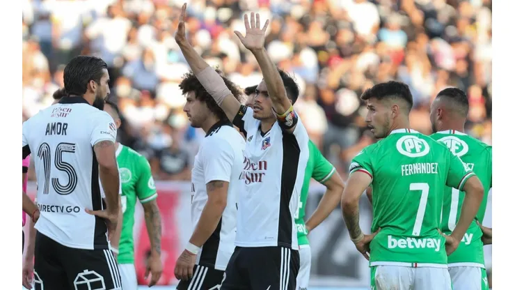 Gabriel Suazo pidiendo el buen comportamiento a los hinchas ante Audax.