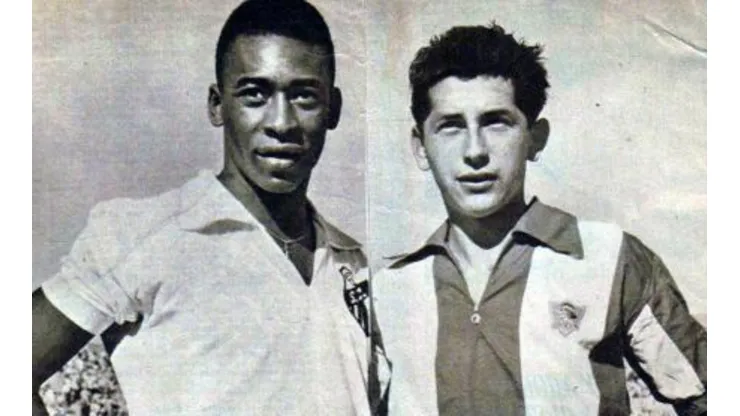 Luis Mena le regaló una camiseta de Colo Colo a Pelé.