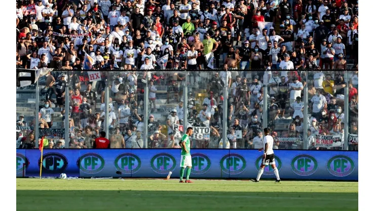 El partido con Audax Italiano tuvo que ser detenido por varios minutos debido a los objetos que cayeron a la cancha.