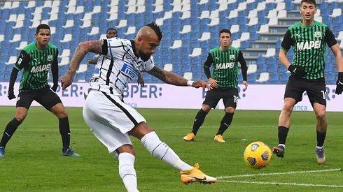 Arturo Vidal enfrentando al Sassuolo.