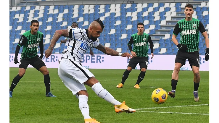 Arturo Vidal enfrentando al Sassuolo.