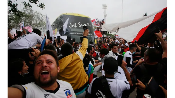 Miles de hinchas llegaron al Monumental para apoyar a los jugadores.