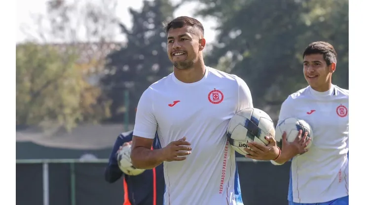 Iván Morales ya entrena con sus nuevos compañeros.