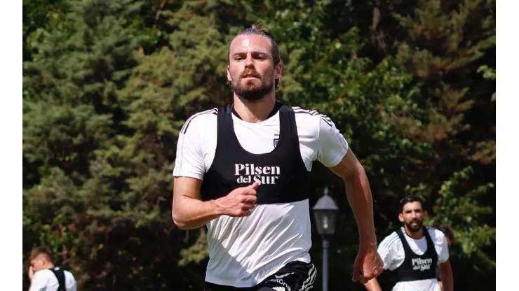 Christian Santos vio acción en el amistoso de Colo Colo contra Recoleta.