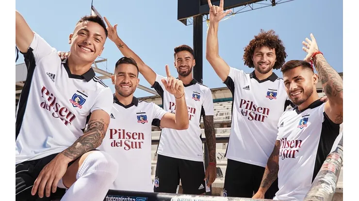Los jugadores del Cacique posando con la nueva camiseta alba.