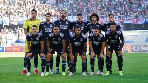 El Cacique mira con atención el cierre del libro de pases mexicano.