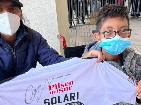Alexis cumple el sueño de un hincha y le firma su camiseta de Colo Colo