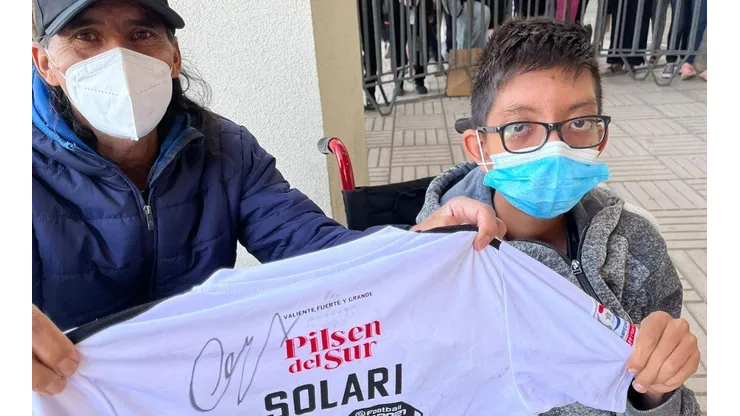 Alexis le firmó la camiseta de Colo Colo a un joven fanático