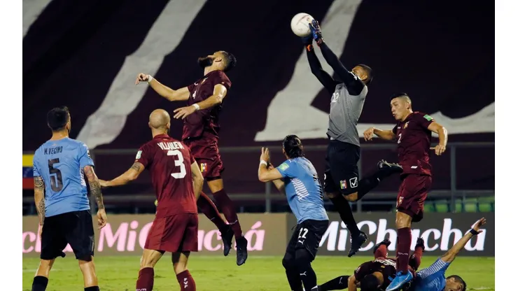 La Roja necesita una "ayuda" de Venezuela en su visita a Uruguay.