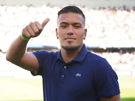Hinchas ovacionan a Javier Parraguez antes de partir a Brasil