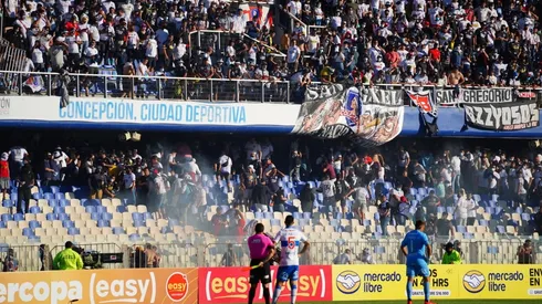 Los incidentes en las tribunas detuvieron el partido en el Ester Roa Rebolledo.