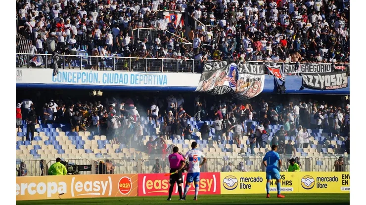 Los incidentes en las tribunas detuvieron el partido en el Ester Roa Rebolledo.