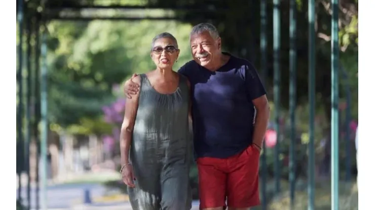 Carlos Caszely está firme junto a su esposa en este duro momento.