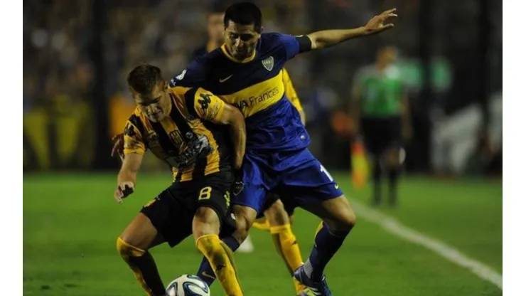 Leonardo Gil enfrentando a Juan Román Riquelme.