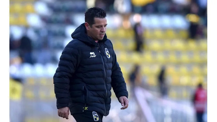Héctor Tapia tuvo que dejar la banca de Coquimbo Unido.