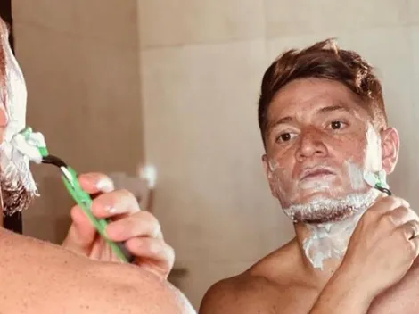 ¡Notable! Gil las hace de modelo y sus compañeros no tardaron en molestarlo