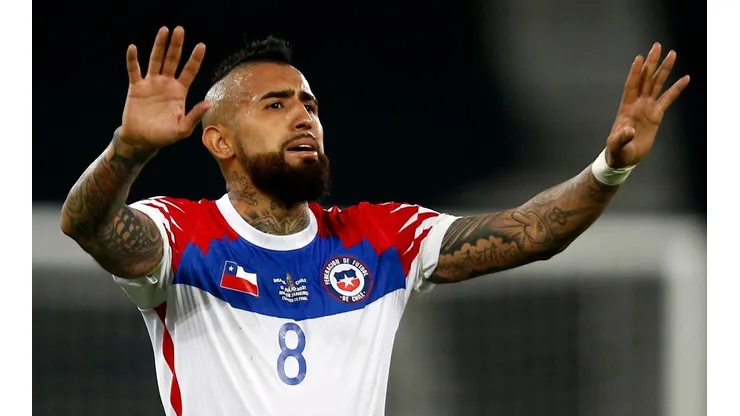 Peruanos critican a la FIFA por foto de Vidal tapando a su país.