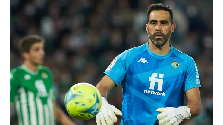 Aún no es segura la continuidad de Claudio Bravo en el Real Betis.