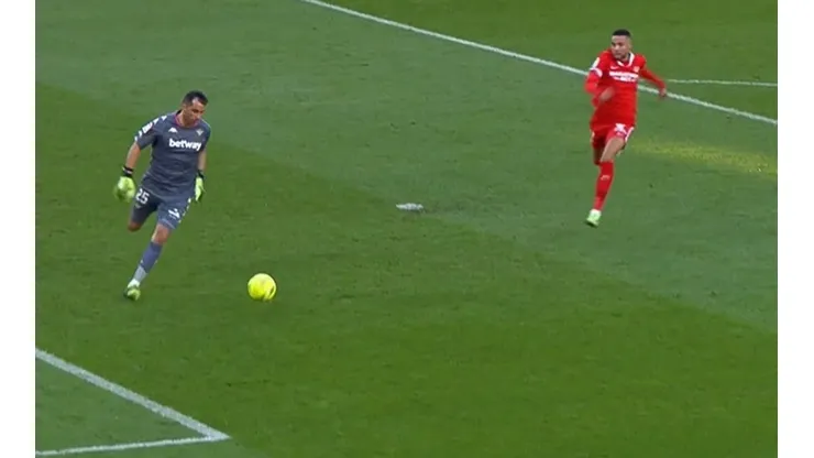 Claudio Bravo tuvo una destacada actuación en el clásico de Sevilla.
