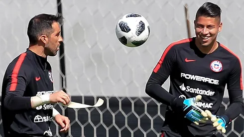 Brayan Cortés junto a Claudio Bravo
