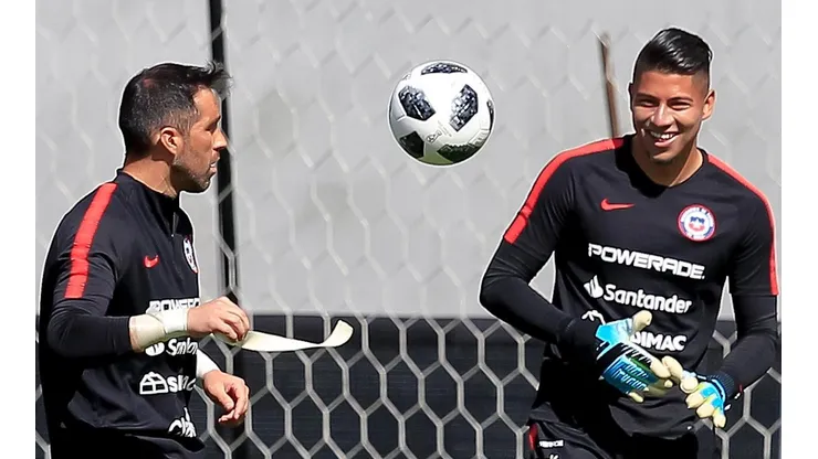Brayan Cortés junto a Claudio Bravo