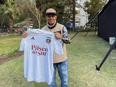 Rapero Valles-T posa con la camiseta de Colo Colo