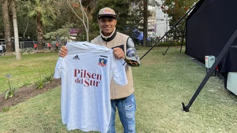 Valles-T con la camiseta de Colo Colo en la Quinta Vergara.