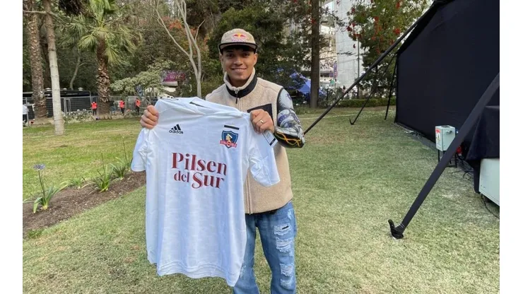 Valles-T con la camiseta de Colo Colo en la Quinta Vergara.