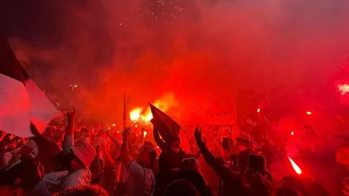 Cientos de hinchas llegaron al hotel del Cacique para darle el último aliento