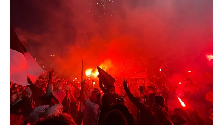 Cientos de hinchas llegaron al hotel del Cacique para darle el último aliento