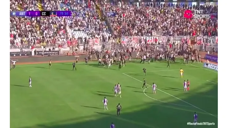 Un centenar de hinchas ingresaron a la cancha a celebrar un gol ilícito de Carlo Villanueva