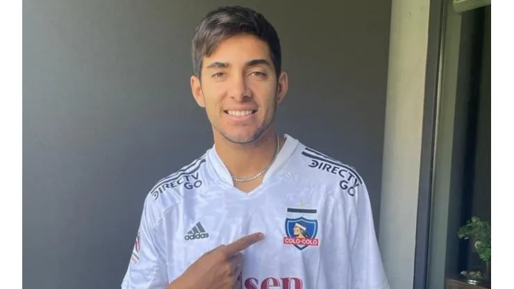 Garín posando con la camiseta de Colo Colo.