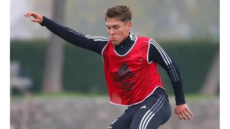Lucas Soto firma su primer contrato profesional con el Cacique.