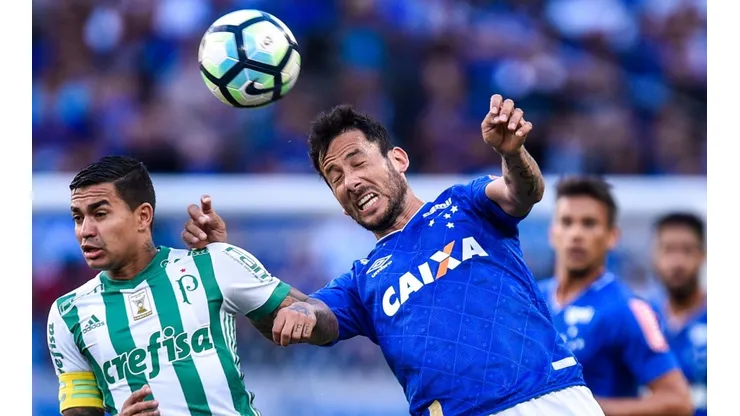 El volante argentino también defendió las camisetas del Legia Varsovia de Polonia y de Vélez Sársfield de su país.