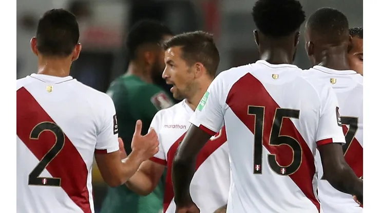 Costa jugó apenas cuatro minutos con Perú.